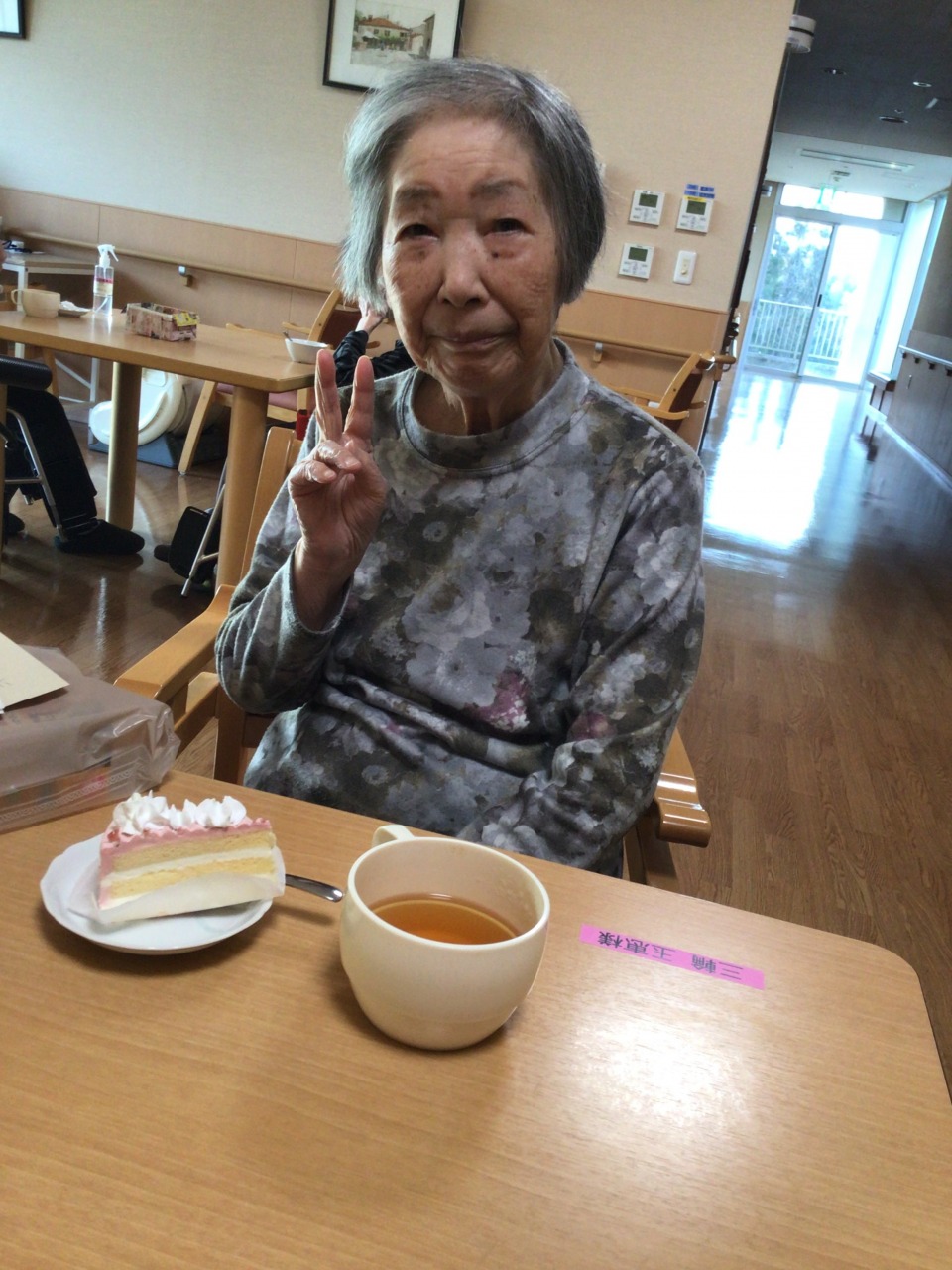 ケアレジデンス東山 1月の誕生日をお祝いしました。