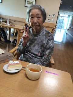 ケアレジデンス東山　1月の誕生日をお祝いしました。