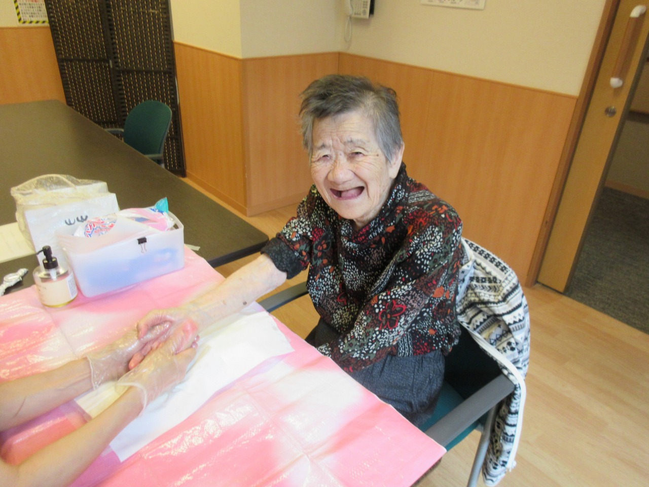 爪先から広がる笑顔！「福祉ネイル」｜ケアレジデンス東山
