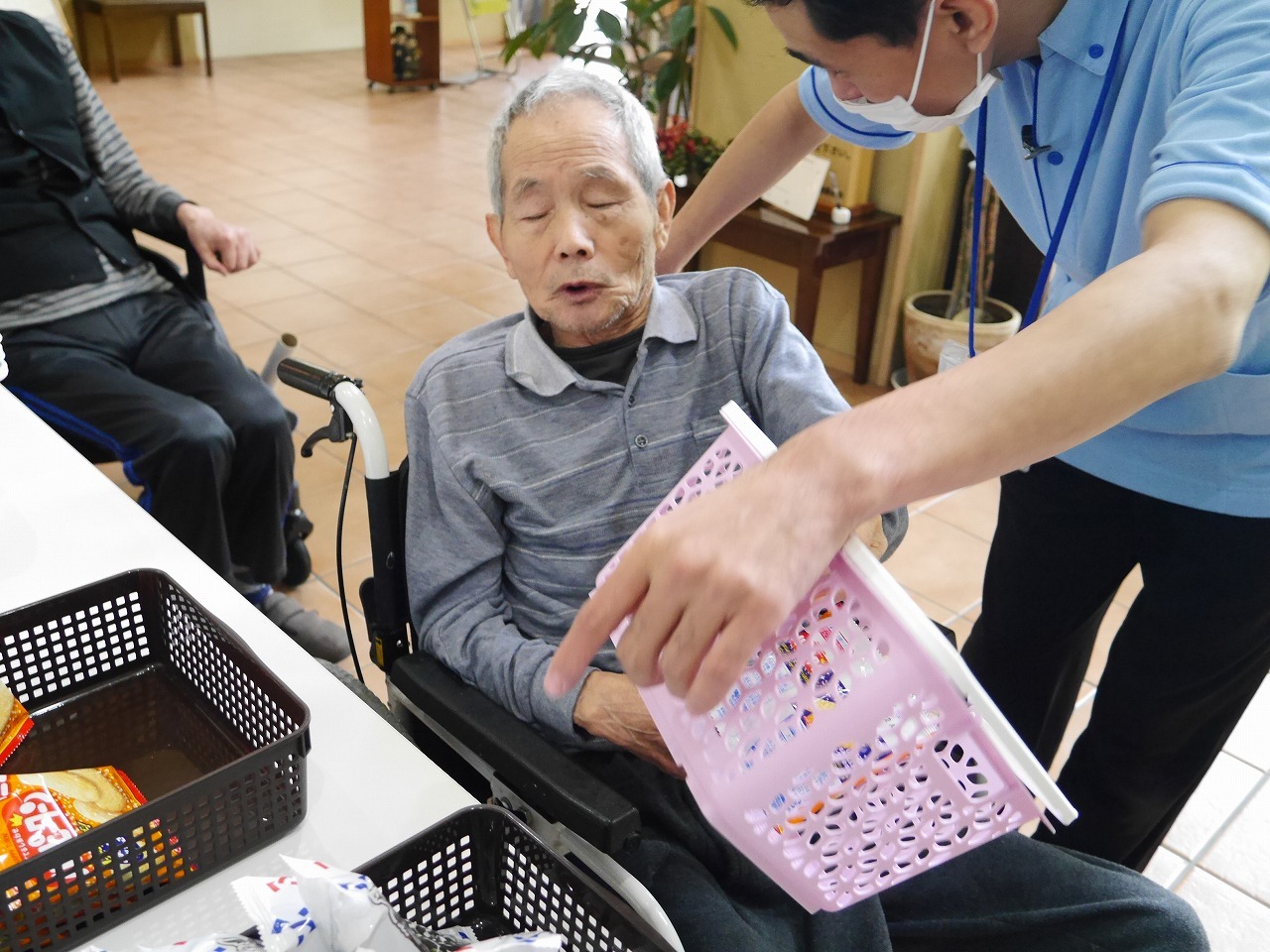 ☆かがやき東☆　駄菓子レクの様子です