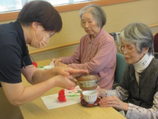 ケアレジデンス東山　母の日＆新茶会を楽しみました♪