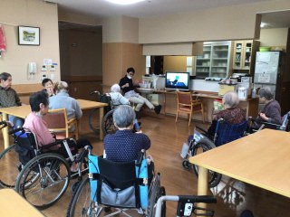 ケアレジデンス東山　体操の様子です