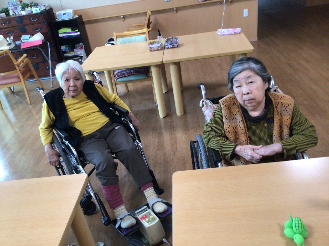 ケアレジデンス東山　運動を行っています