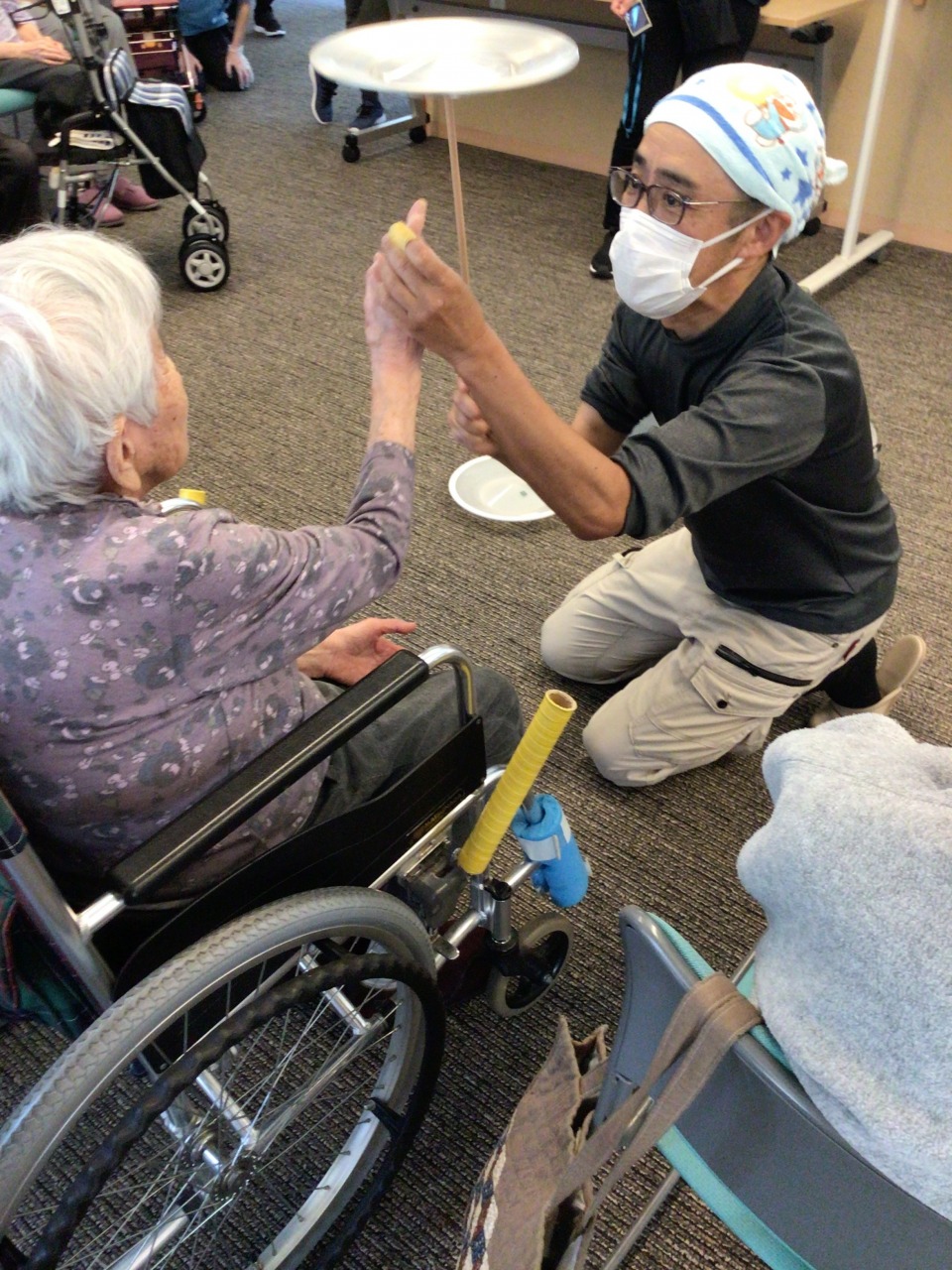 ケアレジデンス東山　大道芸の見学をしました