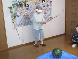 スイカ割り大盛り上がり　◎花みずき泉館◎
