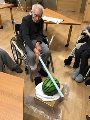 野の香南：今年もスイカ割り