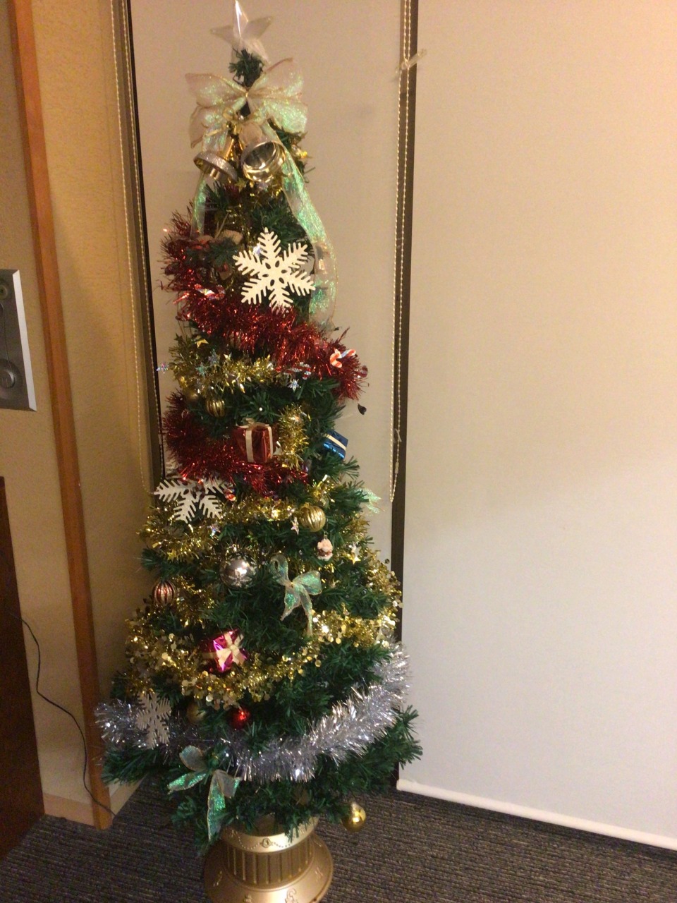 ケアレジデンス東山　クリスマスツリーの飾りつけの様子です