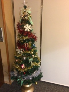 ケアレジデンス東山　クリスマスツリーの飾りつけの様子です