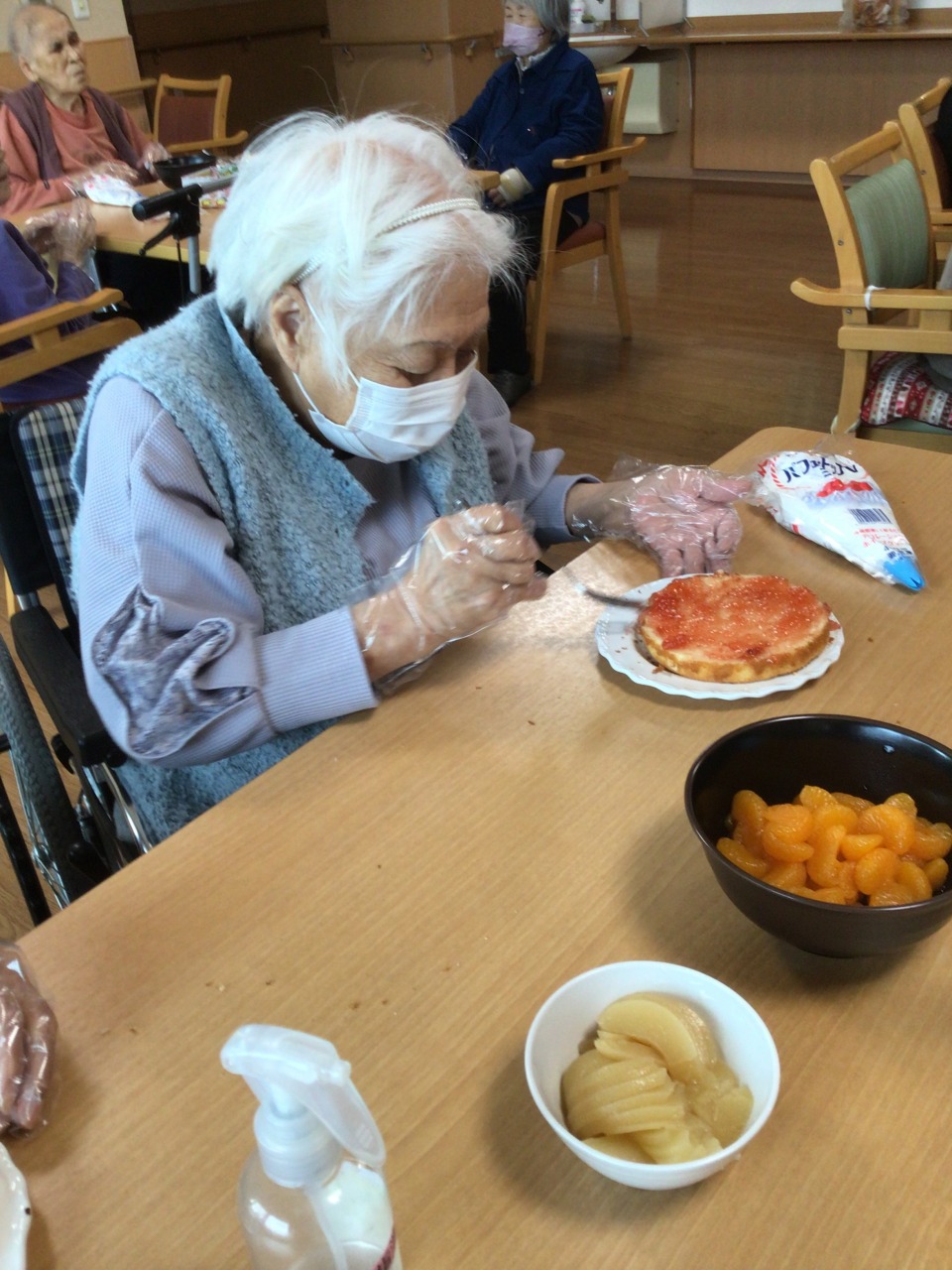 ケアレジデンス東山 クリスマス会準備の様子