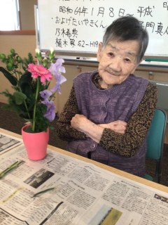 ケアレジデンス東山　フラワーアレンジメントの様子です