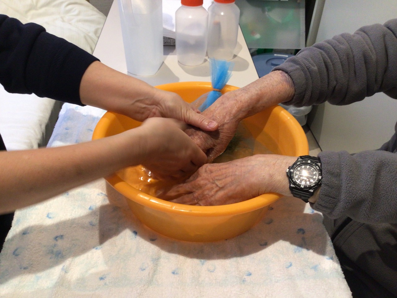手浴はじめました♡ - コラム - 施設ブログ - 社会福祉法人慶成会(浜松市・介護施設運営)